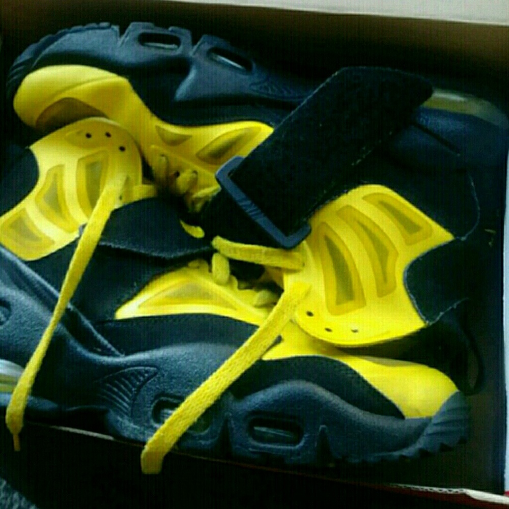NIKE /gila monster/ size 10,5 mens
